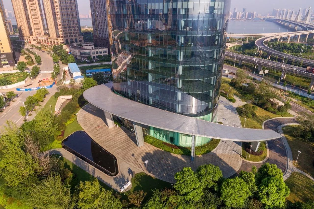 南昌新力中心塔楼直接落地，，，无裙房