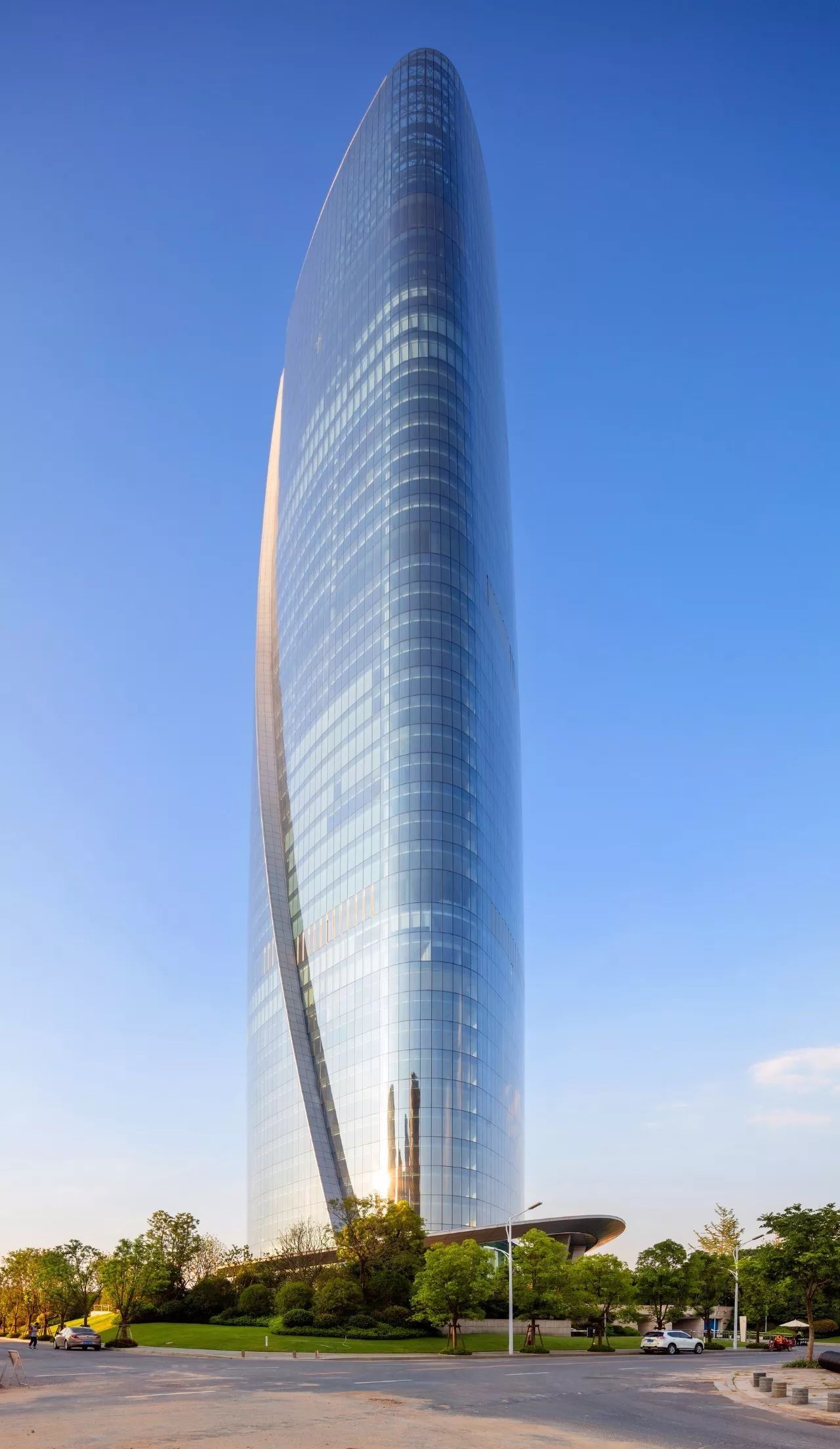 南昌新力中心塔楼直接落地，，，无裙房