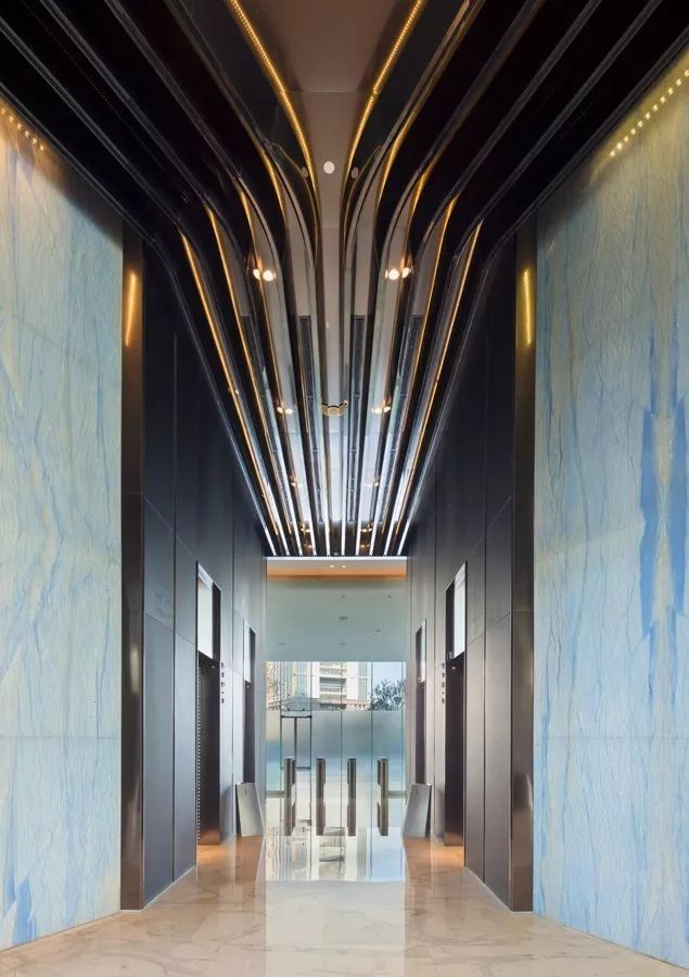 新力地产与9001cc金沙以诚为本为南昌新力中心打造了4.2m高阔层高、、地下双层超大专属车库