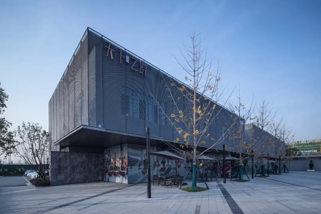 社区综合中心素雅的立面成为公共活动配景